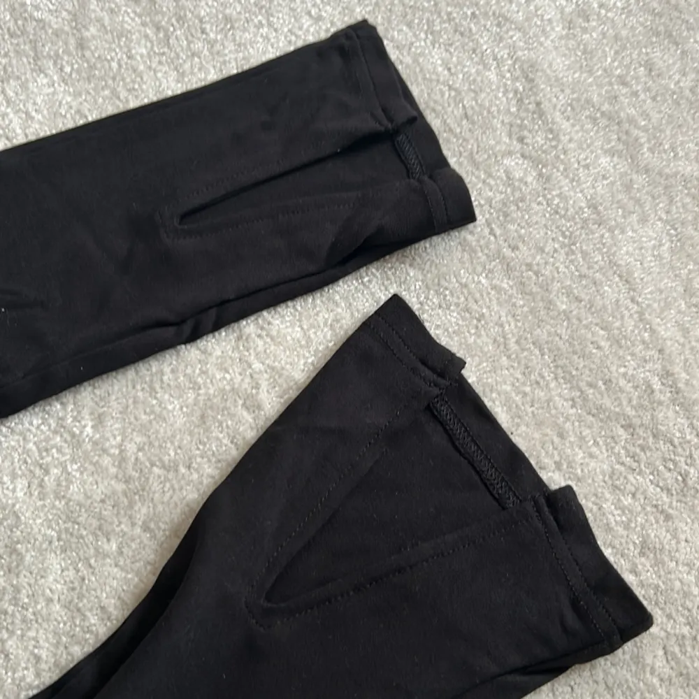 Snygga svarta tights från Kappahl, bootcut, liten öppning längst ner på byxan, 32cm i midjan och 97cm i längden, passa på innan dem tar slut🖤. Jeans & Byxor.