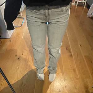 Säljer dessa JÄTTE fina gråa jeans från Gina. Har varit använd ett antal gånger och har lite slitage längs ner på benen men det är ingenting som syns. Säljs då de inte kommer till användning💗