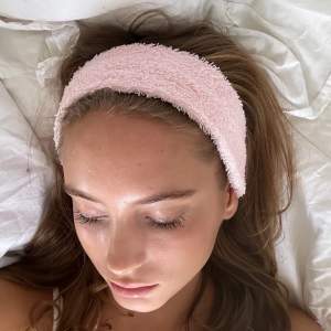 Syr hårband i frotté 💗🩷 finns även i vit och beige! Perfekt när man har en ansiktsmask eller sminkar sig och inte vill ha hår i ansiktet 