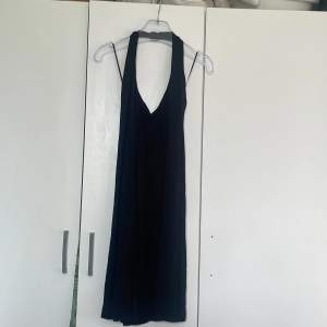 Halterneck klänning från Gina tricot