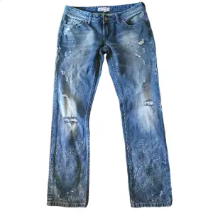 Vintage jeans med snygga detaljer köpta secondhand men har inte använt då de inte passade, annars finns inga defekter 👍  Ben insida 77 cm Ben utsida 98 cm Midja runt 84 cm