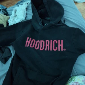 Hoodrich hoodie (svart, röd text)  - Hejsan denna hoodrich hoodien har bara använts en ända gång, den är i storlek xsmall och köpte den för 999 (kan mötas i växjö, o lite utanför) kan tänka mig byta mot ett annat klädesplagg för ca samma pris❣️köparen står för frakten :)