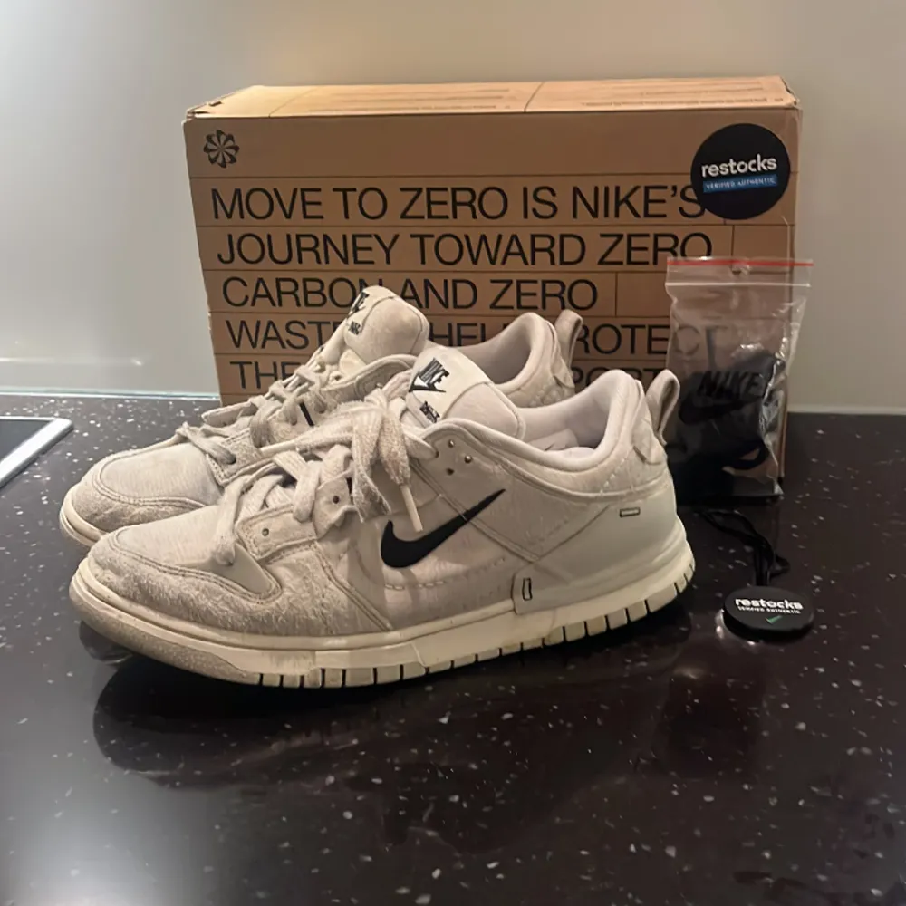 Tjenare säljer nu mina W Nike Dunk Low DISRUPT 2 pågrund av att jag inte andvänder dem längre. Allt ingår på bilderna, box skosnören och såklart skorna ☺️Ny pris från merchsweden 5899kr. Skriv såklart ifall ni har frågor 🤝. Skor.