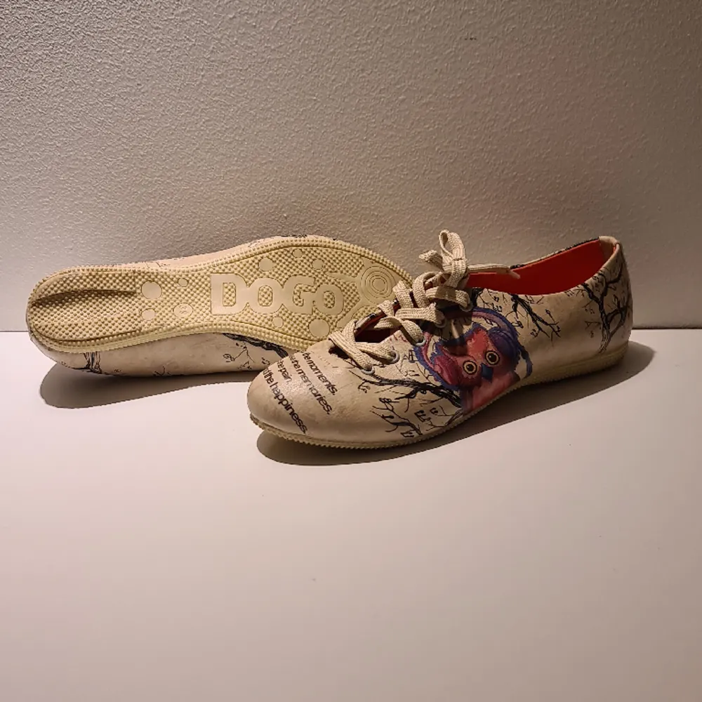 Hej,  Ett par fina, söta skor med blomm texturer, med motivations texter💝 Precis börjat med appen Plick, så kan ej det mesta om appen😊 Köpta ifrån Turkiet för cirka 2 år sedan, efter en tuff fot operation så tål mina föter ej dessa skor!Mvh Elican🌸. Skor.