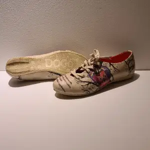 Hej,  Ett par fina, söta skor med blomm texturer, med motivations texter💝 Precis börjat med appen Plick, så kan ej det mesta om appen😊 Köpta ifrån Turkiet för cirka 2 år sedan, efter en tuff fot operation så tål mina föter ej dessa skor!Mvh Elican🌸