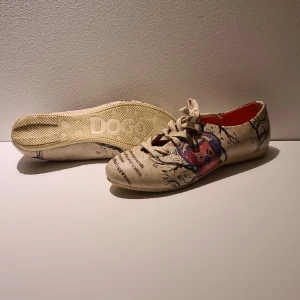 Dogo shoes - Hej,  Ett par fina, söta skor med blomm texturer, med motivations texter💝 Precis börjat med appen Plick, så kan ej det mesta om appen😊 Köpta ifrån Turkiet för cirka 2 år sedan, efter en tuff fot operation så tål mina föter ej dessa skor!Mvh Elican🌸