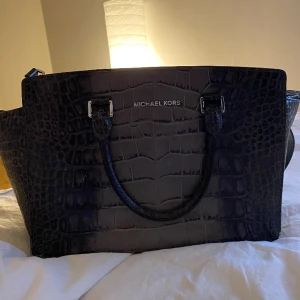 Michael kors väska - En super snygg Michael kors väska💕säljer eftersom den inte kommer till användning. Den har ett snitt på baksidan men det syns knappt då man bär den.💕