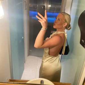 Beige satin klänning  - Jättefin beige satinklänning med öppen rygg som är använd ett få antal gånger. Fint skick som ny. Säljer för 299 + frakt 🥰