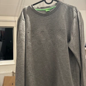 Hugo boss tröja - Säljer min Hugo boss tröja då den inte passar storlek XL. Nypris Ca 1200kr mitt pris 200kr