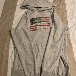 Denim Supply Ralph Lauren hoodie - Denim supply Ralph Lauren hoodie. Jag säljer hoodien för att den är lite för stor för mig. U.s.a märket ska vara så. Slitet och lite trådigt. Väldigt bra skick. Skriv till mig för fler frågor och bilder😁!