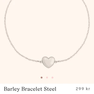 Edblad armband  - Jätte fint silver hjärt armband från Edblad, säljer då jag använder guld. Mycket bra skick, Nypris:299kr