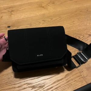 NA-KD axelväska - Aldrig använd, nyskick. Svart mockaliknande material. Finns inte längre att köpa. Köparen står för frakt!