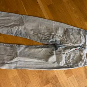 Ljusblåa Levi’s jeans. Använda, men hela rena och i bra skick. Tvättade enligt rekommendation. W23 L26