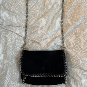 Väska - Super fin sammetsväska ifrån Gina Tricot som liknar den från Tiamo, fint skick💗