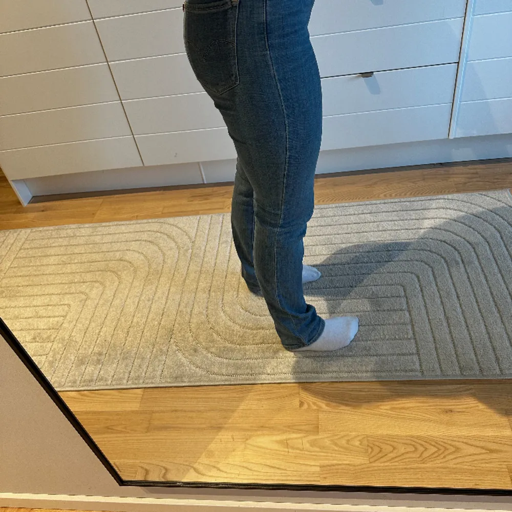 Högmidjade jeans med stretch. I mycket fint skick, säljes endast för att de blivit för stora. . Jeans & Byxor.