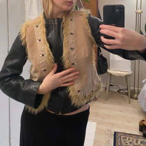 Skinn väst - Sååå cool oanvänd. Skit cool typ över vårjackan mm