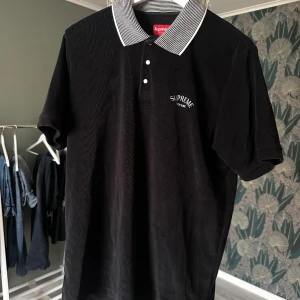 Supreme  - Supreme piké i nyskick  Köpt i nyc, använd typ 2 ggr Inte en enda flaw, dustbag ingår!