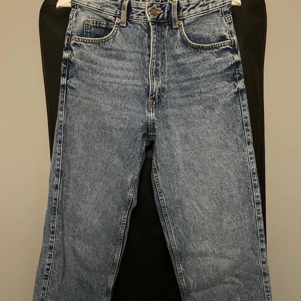 Säljer helt nya jeans från Berskha. I storlek 34. Nästan helt oanvänd så är i väldigt bra skick.. Jeans & Byxor.