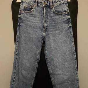 Säljer helt nya jeans från Berskha. I storlek 34. Nästan helt oanvänd så är i väldigt bra skick.