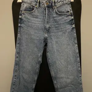 Säljer helt nya jeans från Berskha. I storlek 34. Nästan helt oanvänd så är i väldigt bra skick.