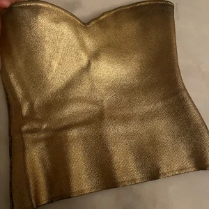 Festtopp i guld - Intressekoll på denna Skit snygga festtopp i guld! Jag har bara använt den två gånger och passar mig perfekt💘 skriv gärna för mått eller frågor!