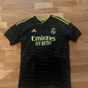 Real Madrid Shirt - Luka Modric Size M