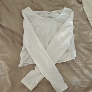Vit långärmad t-shirt  - Nyskick, långärmad t-shirt från lager 157, den är liten i storleken och passar M