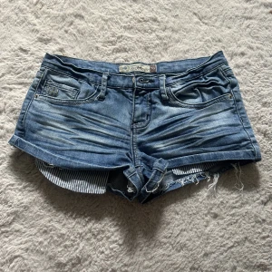 Fishbone shorts  - Väldigt lågmidjade shorts, väldigt vintage går ej att få tag i längre. Strl XS, men passar S