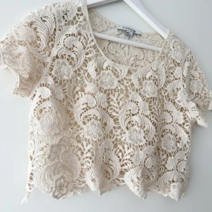 Croppad spets tröja - Jättefin croppad spets tröja från forever 21. I mycket fint skick! 