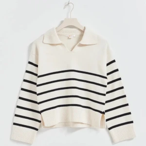 Stickad tröja - En jättefin stickad tröja från Young gina, använd ungefär 5 gånger. Pris kan diskuteras 💓