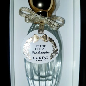 Petite Cherie - Annick Goutal parfym - Hej, denna fina parfym fick jag som present, jag har öppnat förpackningen och använt parfymen en gång(för att lukta på den)  Denna parfym var dock inte min smak så jag vill gärna sälja den. Köpt för 1200 på Goutals officiella hemsida.