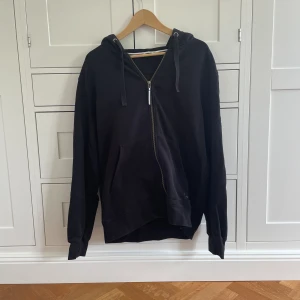 Svart zip-up - Fet svart zip-up | Bra skick 8.5/10 | Storlek: Large | Nypris: 900kr | Fraktar spårbart med Instabox eller PostNord | Hör av er vid funderingar | A&W fashion 🙌🏻🌟