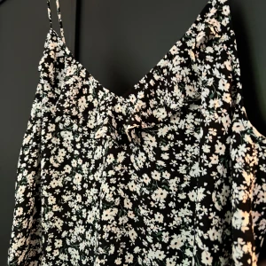 Blommigt linne med volang  - Linne med blommigt mönster och en volang vid bröstet  Köpt på Gina tricot för några år sedan men knappt använt  Nypris: 259kr