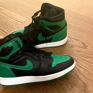 Air Jordan 1 high - Tänkte sälja mina jordans som knappt är använda. Storlek 38🫶🏽💚