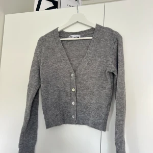 Grå kofta - Super fin grå kofta från zara. Bra skick då den sällan är använd🤩😄