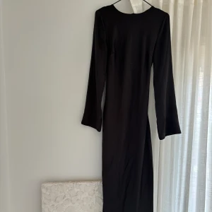 Maxi satin klänning  - En sån fin klänning i maxilängd, har öppen rygg med knytte där man kan bestämma själv hur tight den ska vara 💞💞