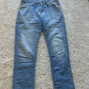 Jack n jones slim glenn - Jack n jones slim/glenn storlek 30/32 Ett litet hål i fickan skick 8/10 allt annat är bra topp skick förutom fickan pris 200kr