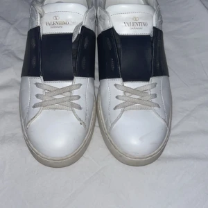 Valentino - Tja nu säljer jag mina valentinos storlek 41 passar upp till 42 pris kan diskuteras vid snabb affär. 