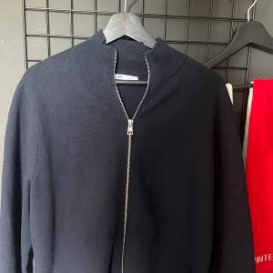 Snygg full zip tröja från Zara som använts 1 gång. Köpt i Göteborg under jullovet. NYSKICK👍