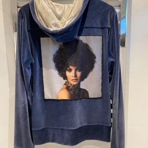 Limitato ziphoodie - Skick 7/10, sjukt fin tröja