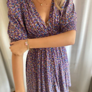 Sommarklänning!!💐💐 - Bra skick och väldigt skön klänning ifrån bik bok, knappt använd 