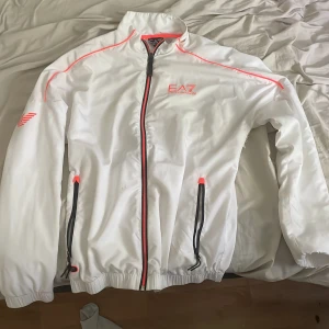 Armani vindjacka  - Riktigt fin Armani jacka köpt från Urban modern. Fint skick, inga skador. Ren och clean