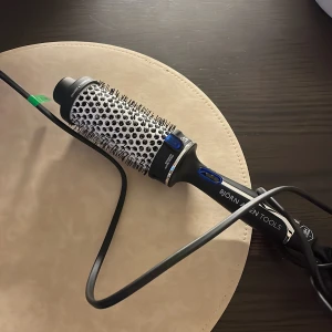 VÄRMEBORSTE - Styling verktyg  Använd 3grg Nyskick  45mm Nypris: runt 600kr