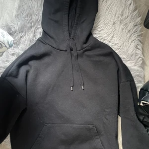 Hoodie - svart hoodie med snören från new yorker.  Kontakta för mer info/fler bilder. Kan postas men köpare står för frakten. Kan mötas upp i malmö. 
