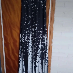 Lång sommarklänning mönstrad stl L - Helt ny och oanvänd lång sommarklänning mönstrad stl L.
