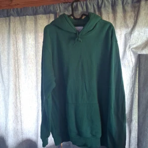 Hoodie  - Mörkgrön hoodie från carlings. Hoodien är i bra skick. Pris kan diskuteras.