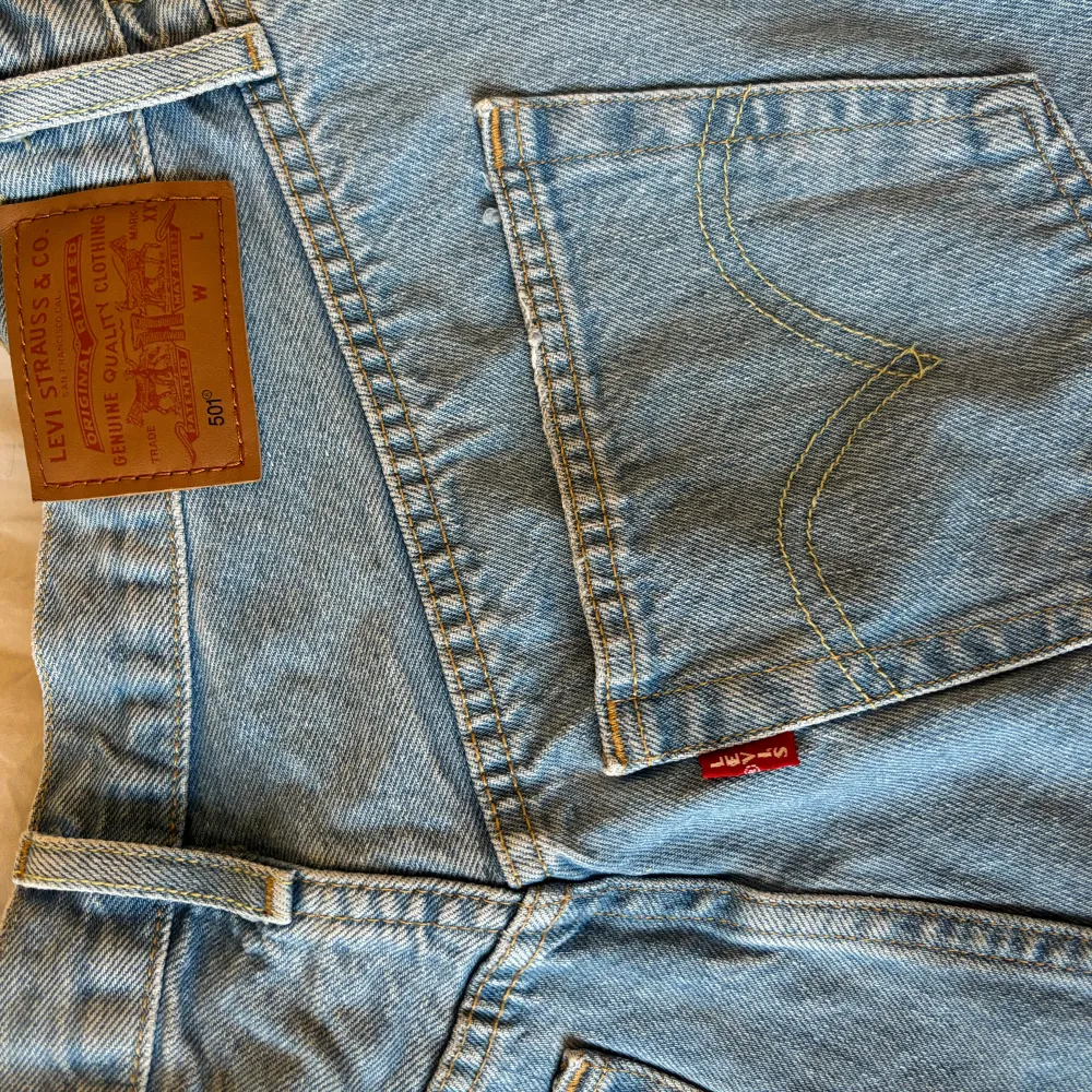 Ett par ljusblå jeansshorts från levi’s, modell 501. Storlek 27 (som en storlek s). Köpta i slutat av förra sommaren så i mycket bra skick då de bara använts några få gånger.. Shorts.