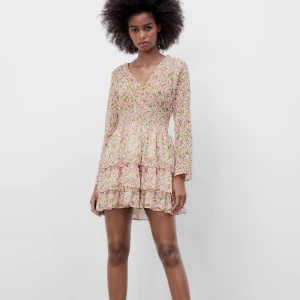 Zara klänning - Jättefin sommrig klänning från zara, knappt använd💕