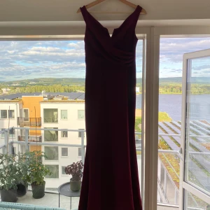Vinröd bal/aftonklännkng - Vinröd bal/aftonklänning  Bra skick. Klänningen är använd men i bra skick. Uppsydd i längden. Passar mig som är 163. Storlek S/M Material polyester 