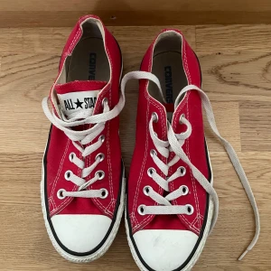 Röda Converse  - Använda men i fint skick